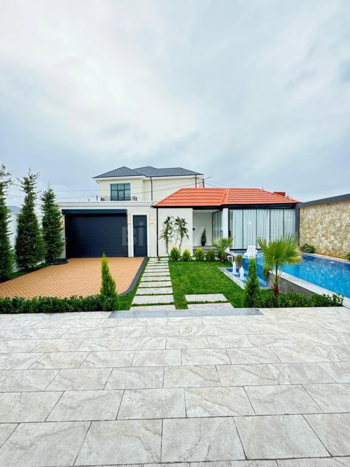 Satılır 5 otaqlı həyət evi 260 m²