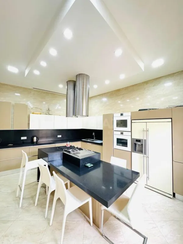 Satılır 6 otaqlı həyət evi 500 m²