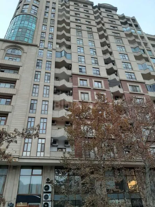 Satılır 4 otaqlı mənzil 315 m²