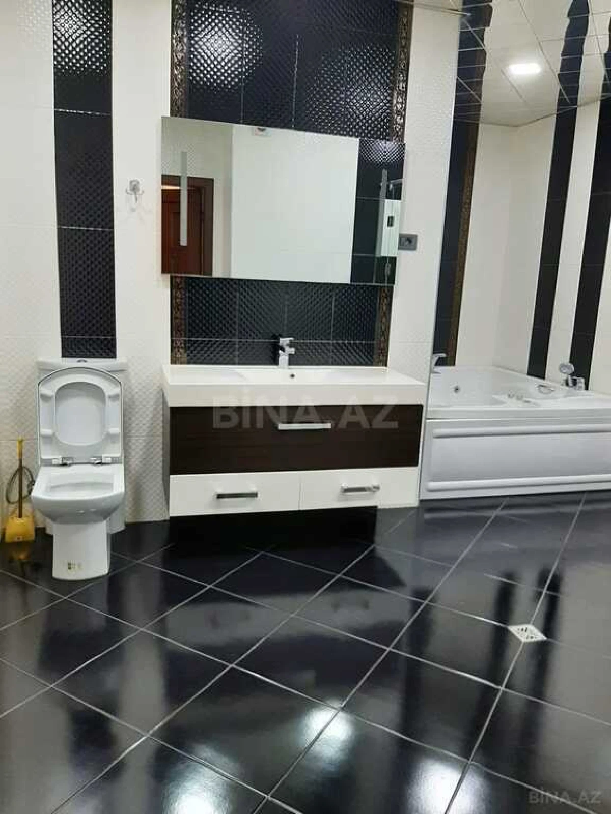 Satılır 4 otaqlı mənzil 315 m²