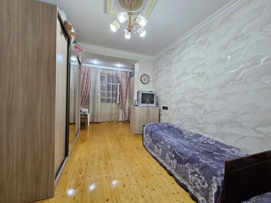 Satılır 4 otaqlı mənzil 110 m²
