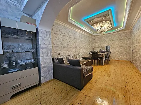 Satılır 4 otaqlı mənzil 110 m²