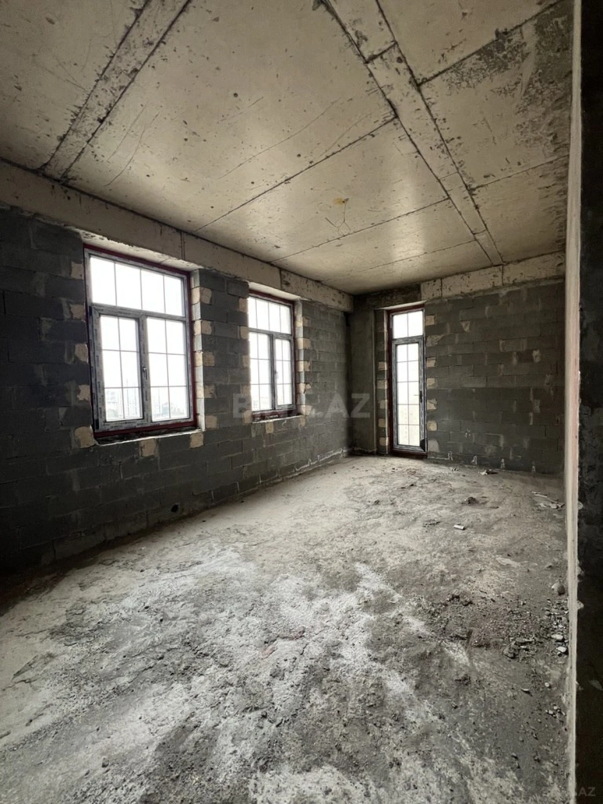 Satılır 4 otaqlı mənzil 173 m²