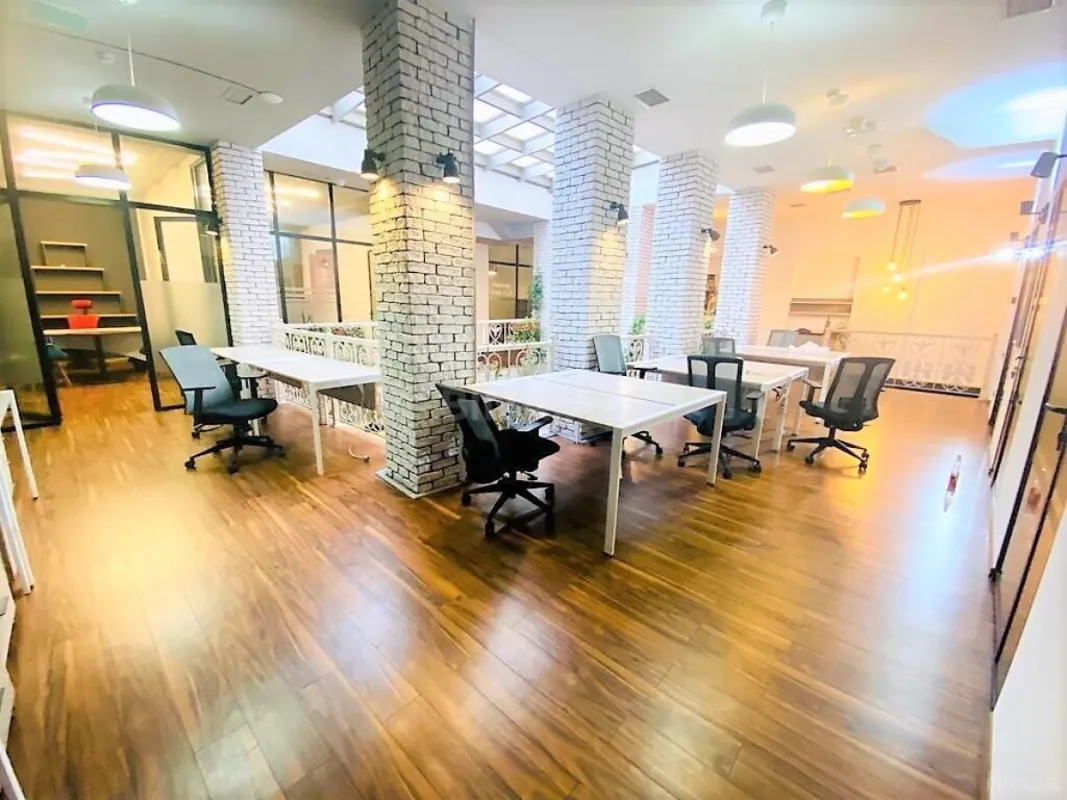 Kirayə verilir 12 otaqlı ofis 870 m²