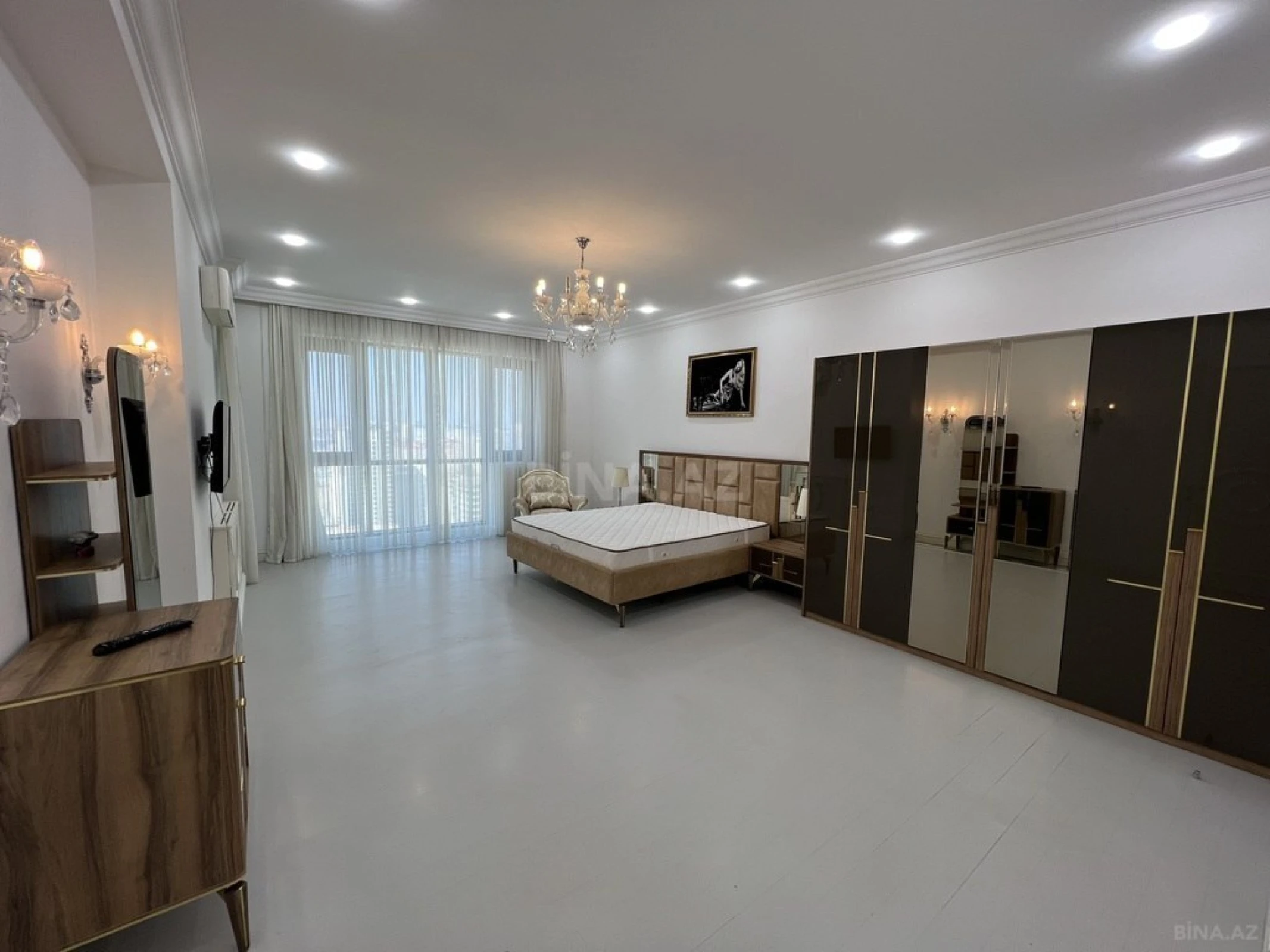 Satılır 4 otaqlı mənzil 250 m²