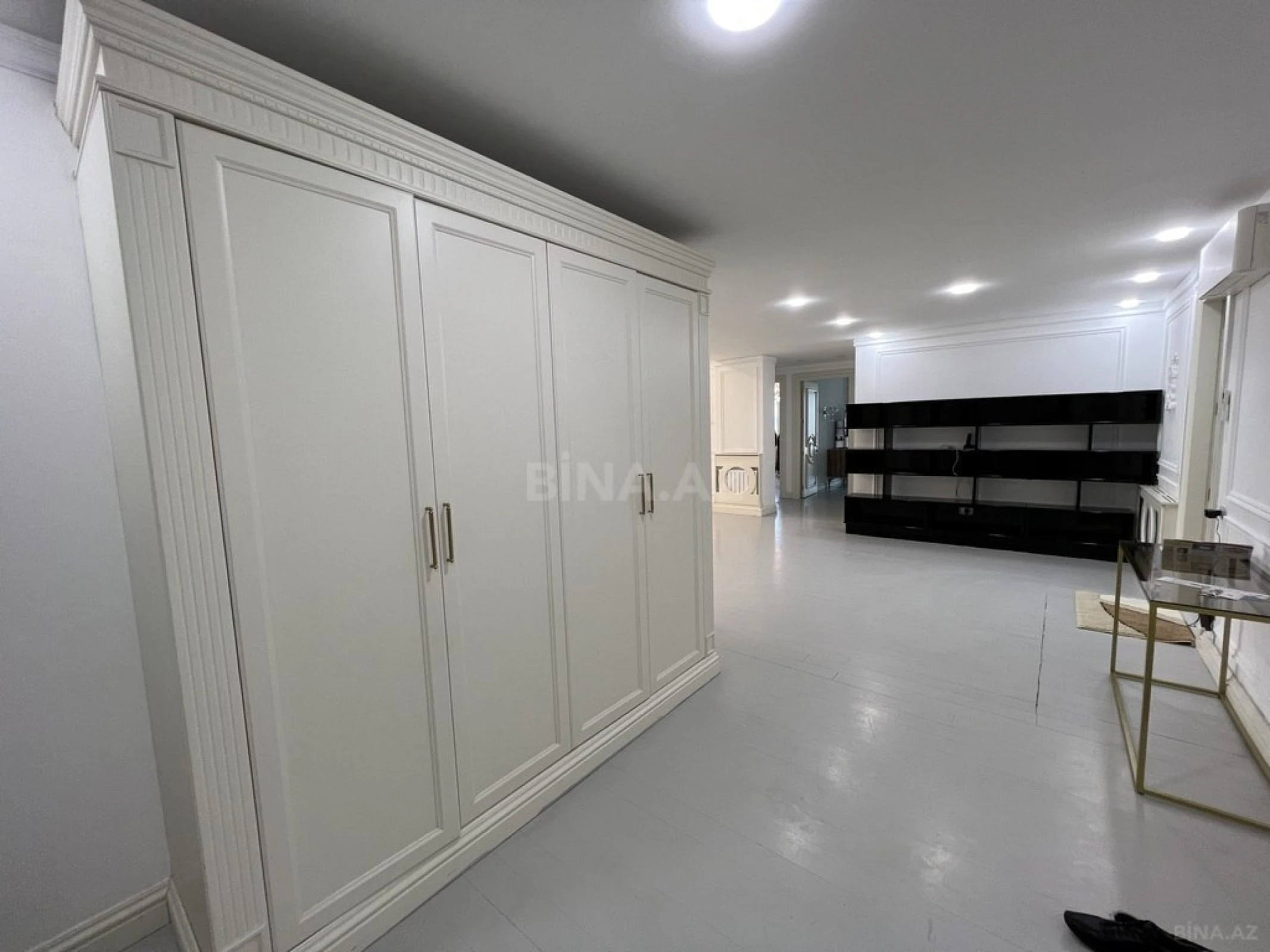 Satılır 4 otaqlı mənzil 250 m²