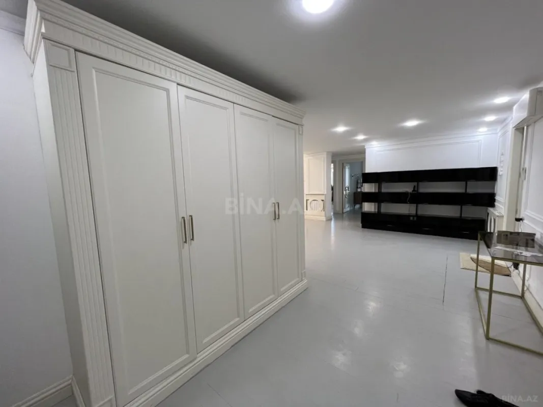 Satılır 4 otaqlı mənzil 250 m²