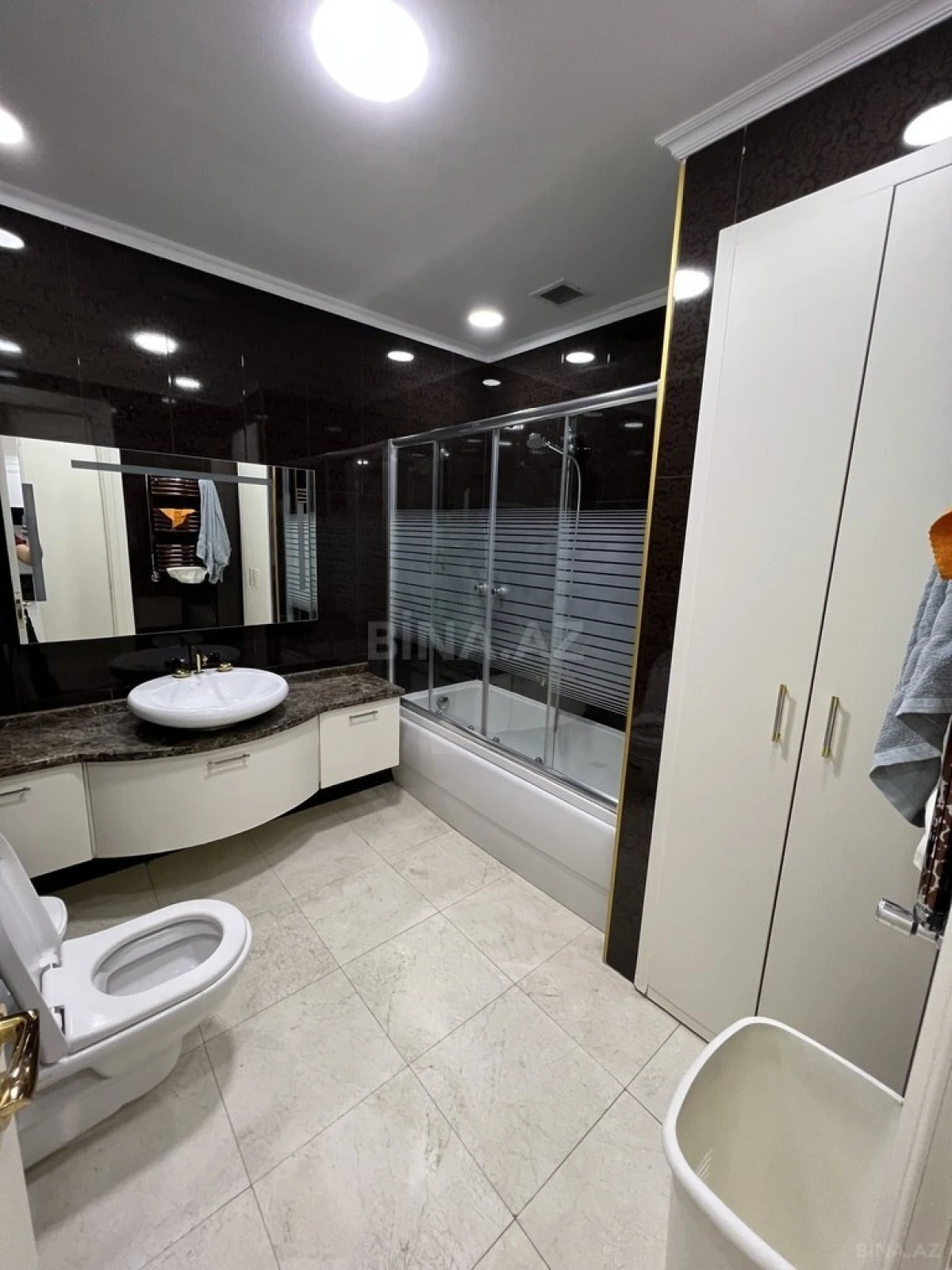 Satılır 4 otaqlı mənzil 250 m²
