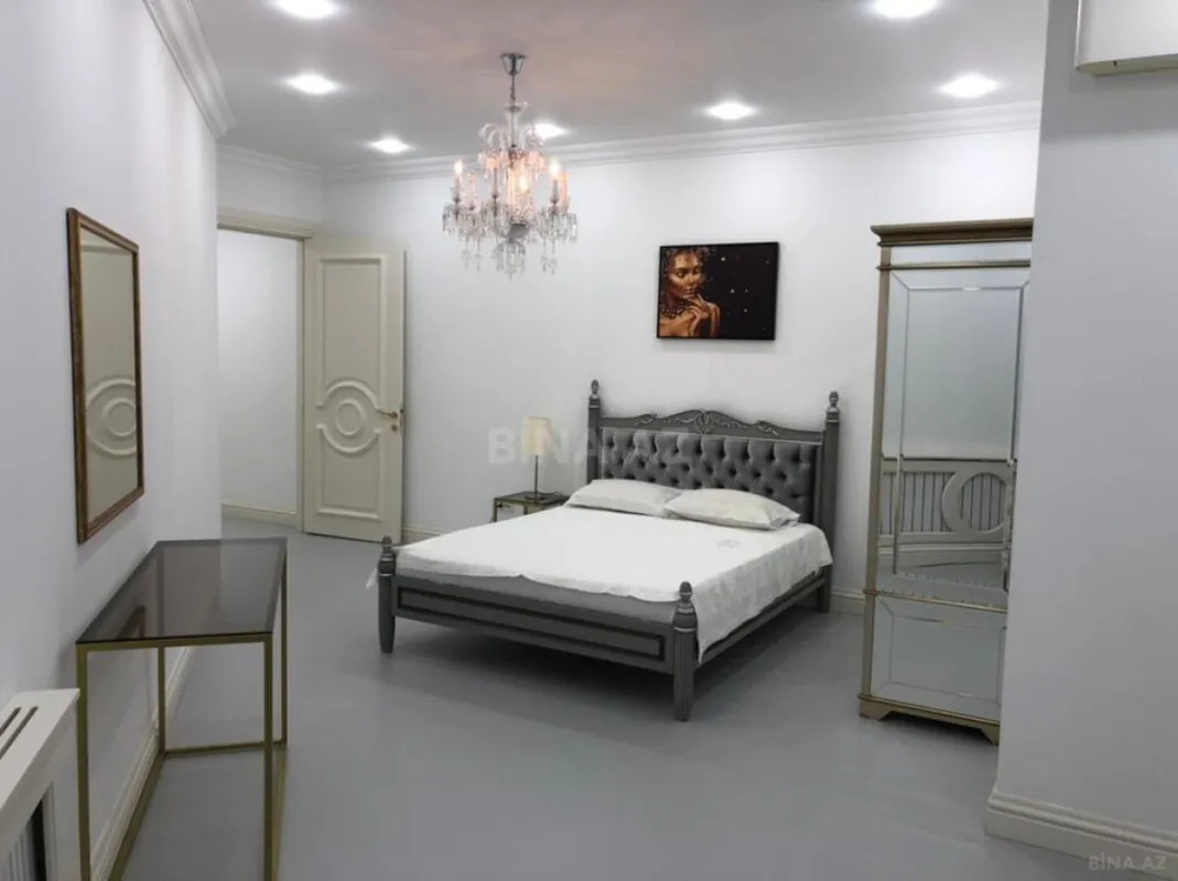 Satılır 4 otaqlı mənzil 250 m²