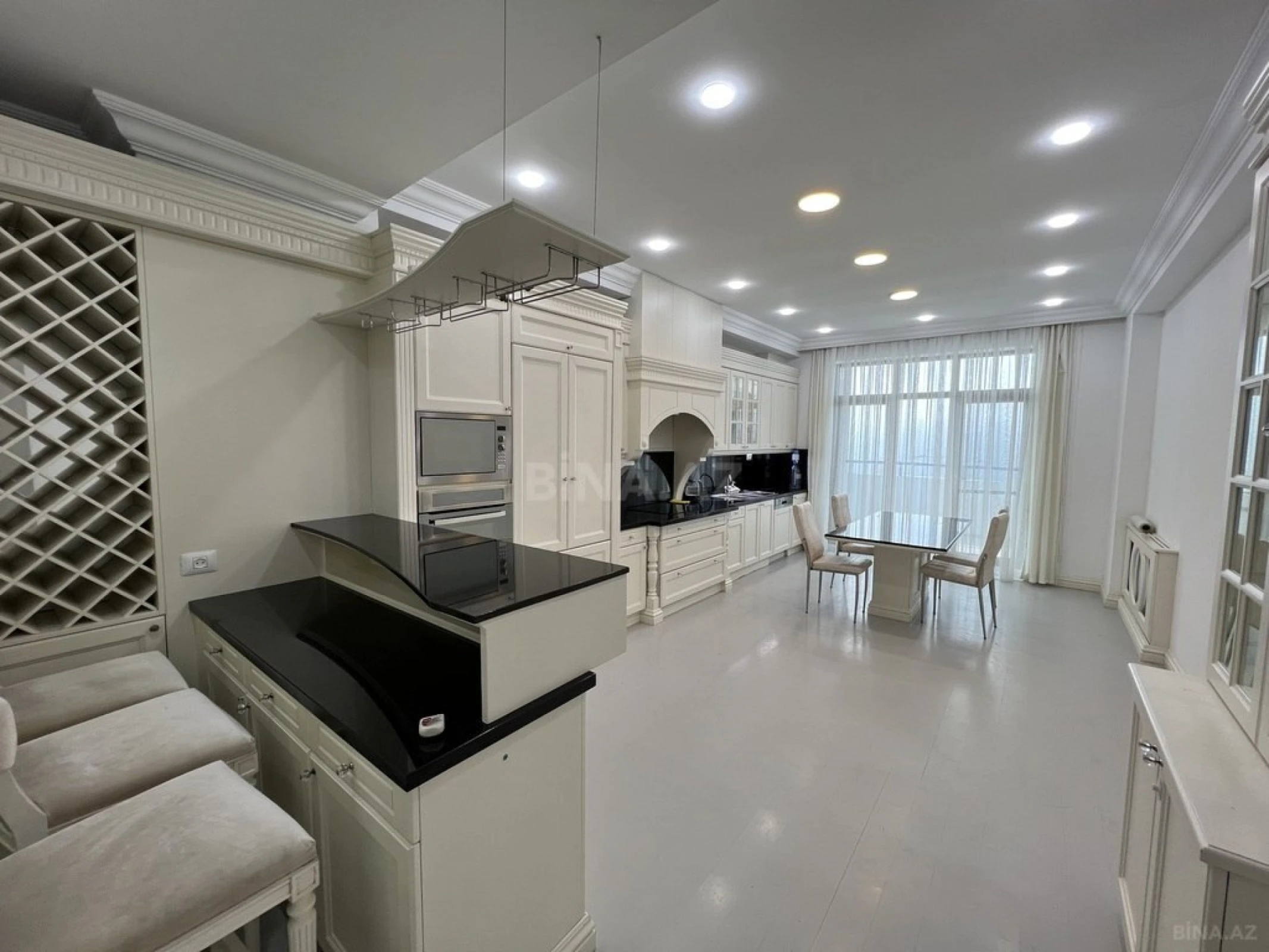 Satılır 4 otaqlı mənzil 250 m²