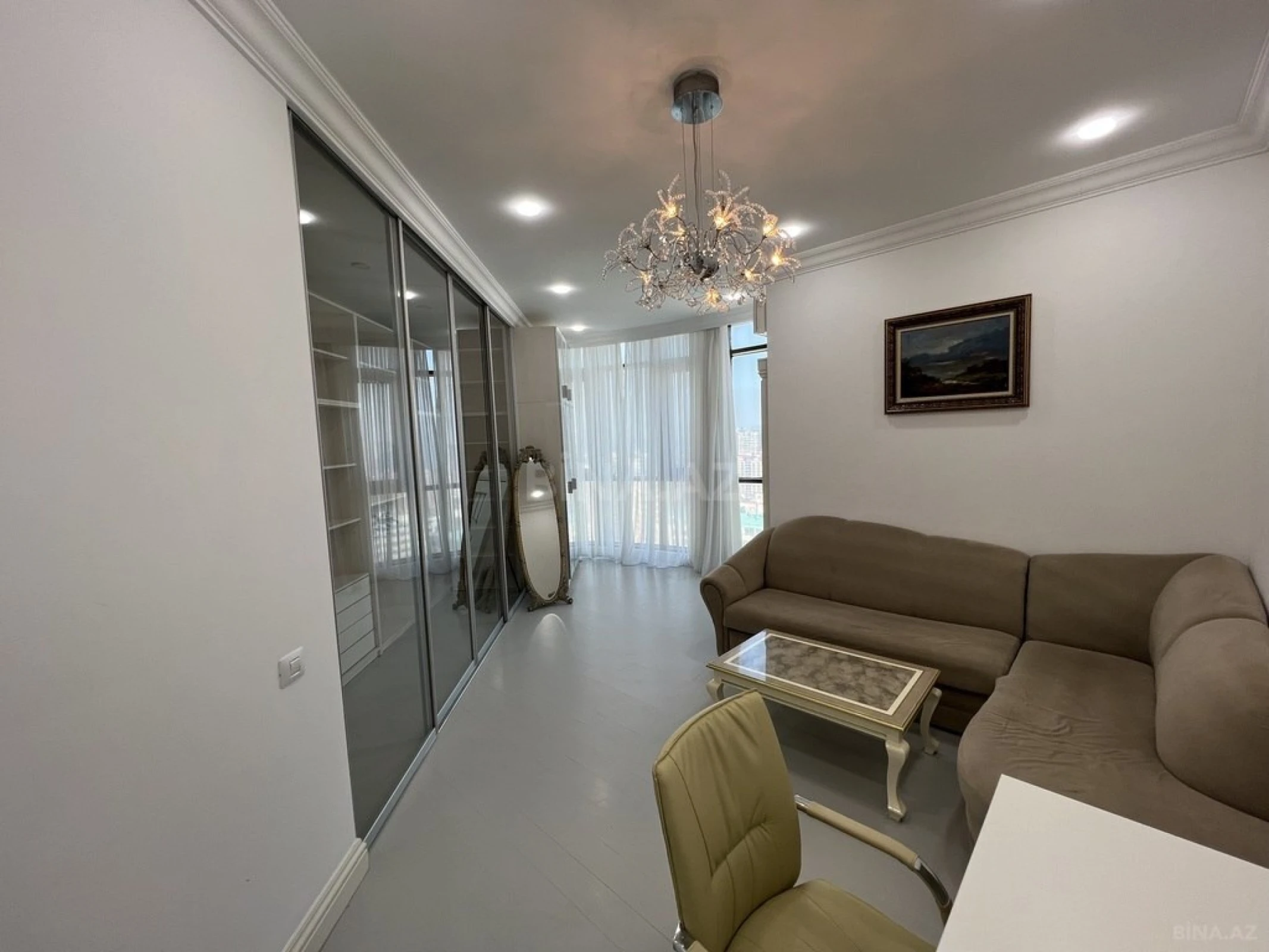 Satılır 4 otaqlı mənzil 250 m²