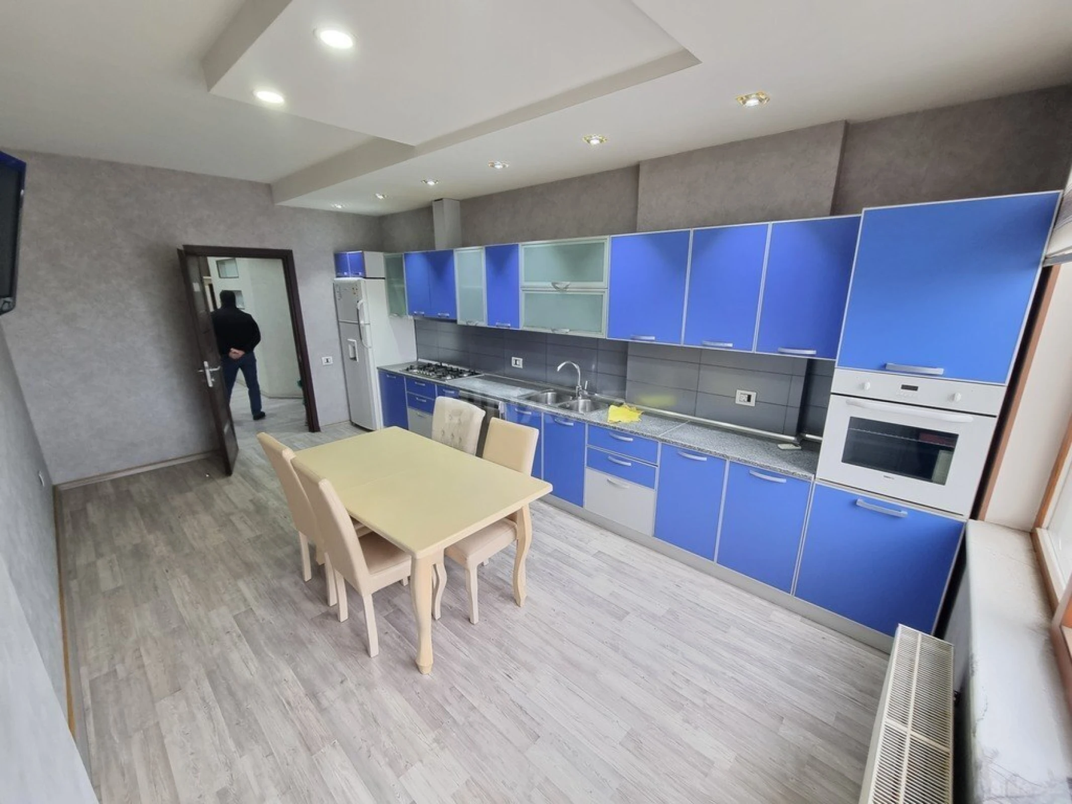 Satılır 4 otaqlı mənzil 200 m²