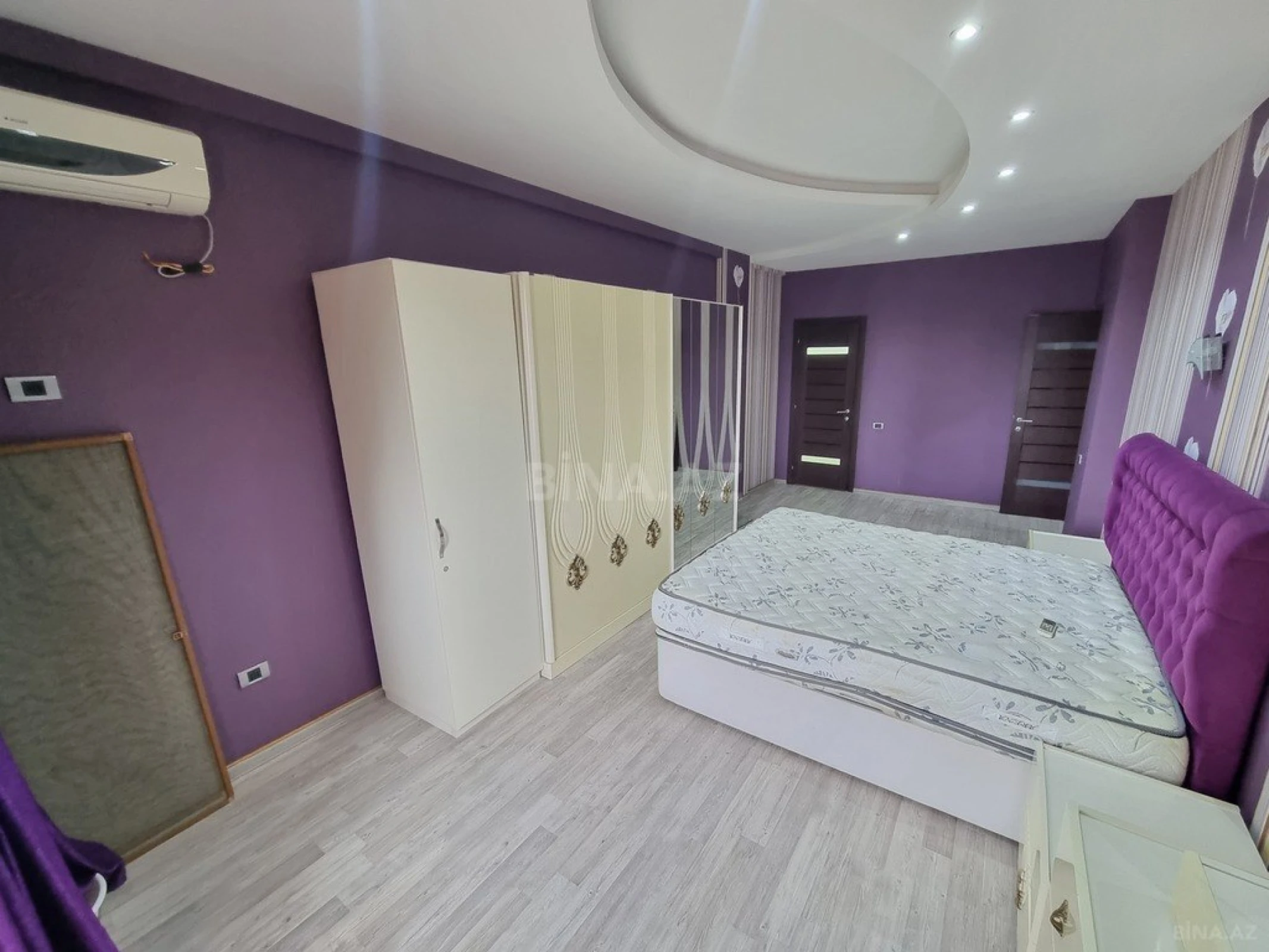Satılır 4 otaqlı mənzil 200 m²