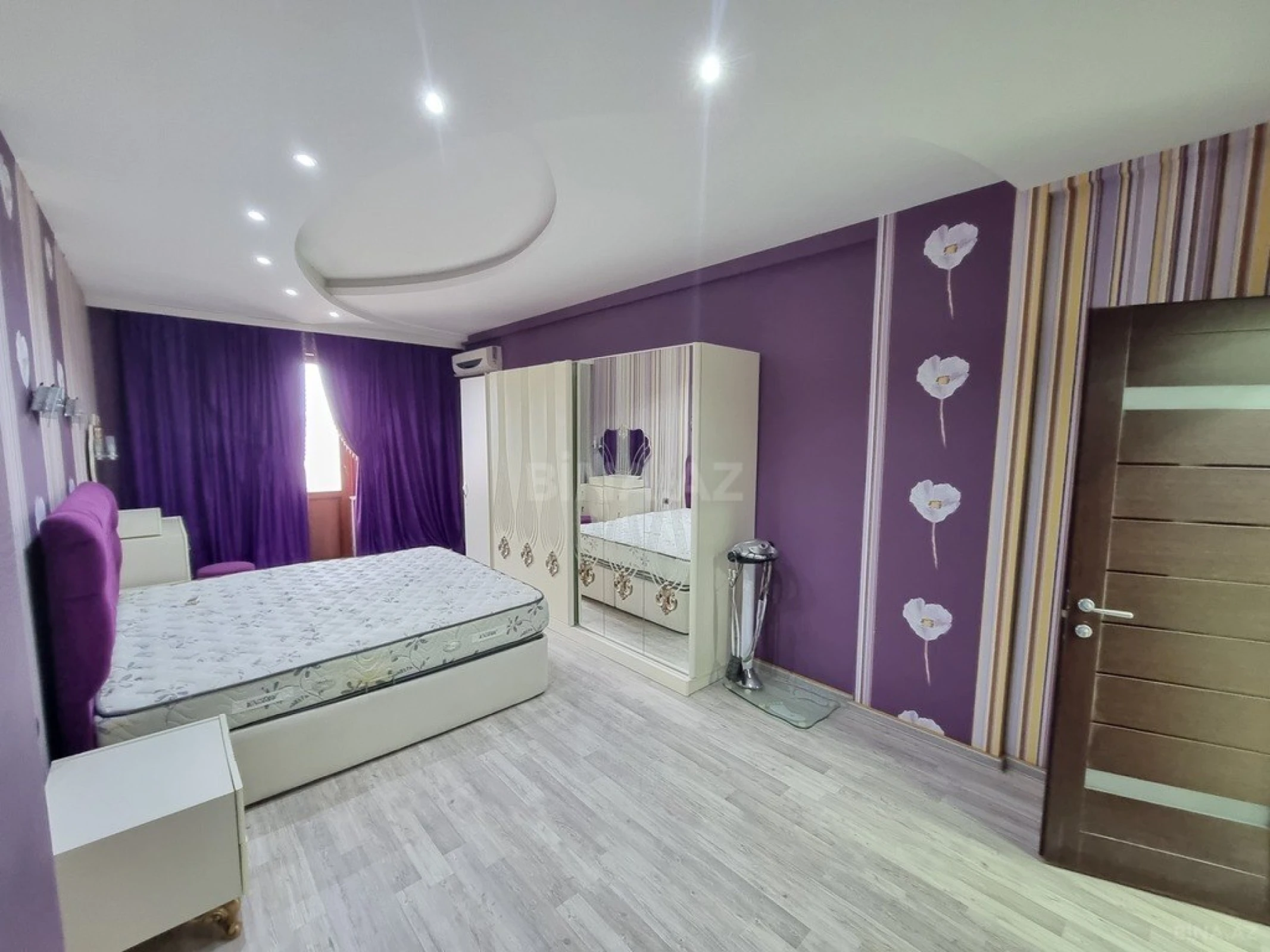 Satılır 4 otaqlı mənzil 200 m²