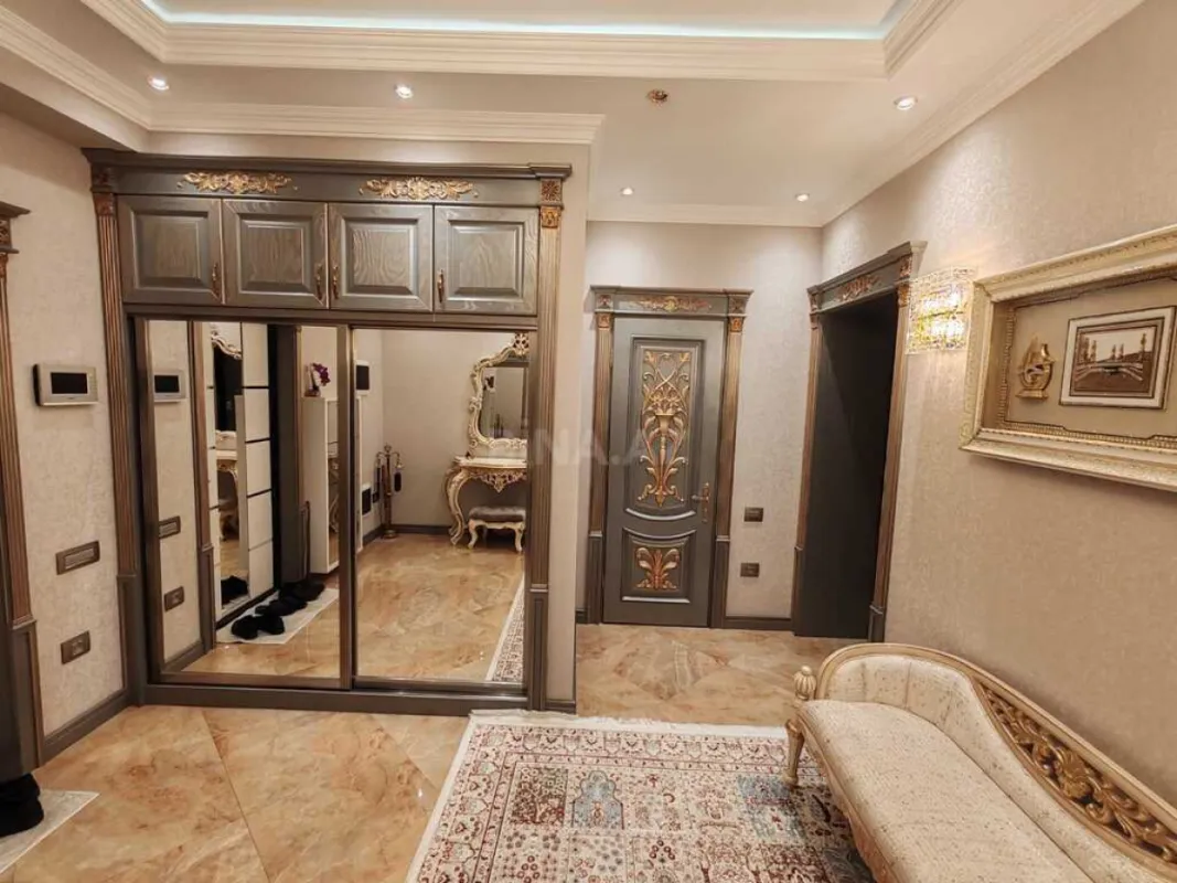 Satılır 5 otaqlı mənzil 223 m²