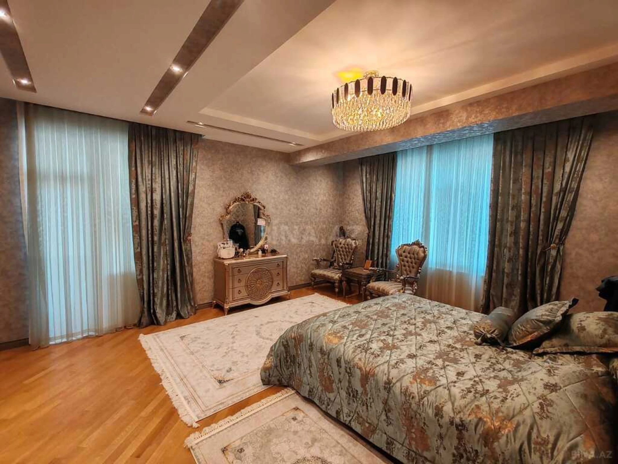 Satılır 5 otaqlı mənzil 223 m²