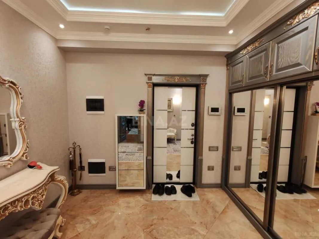 Satılır 5 otaqlı mənzil 223 m²