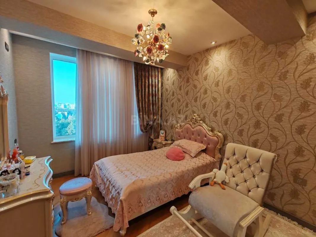 Satılır 5 otaqlı mənzil 223 m²