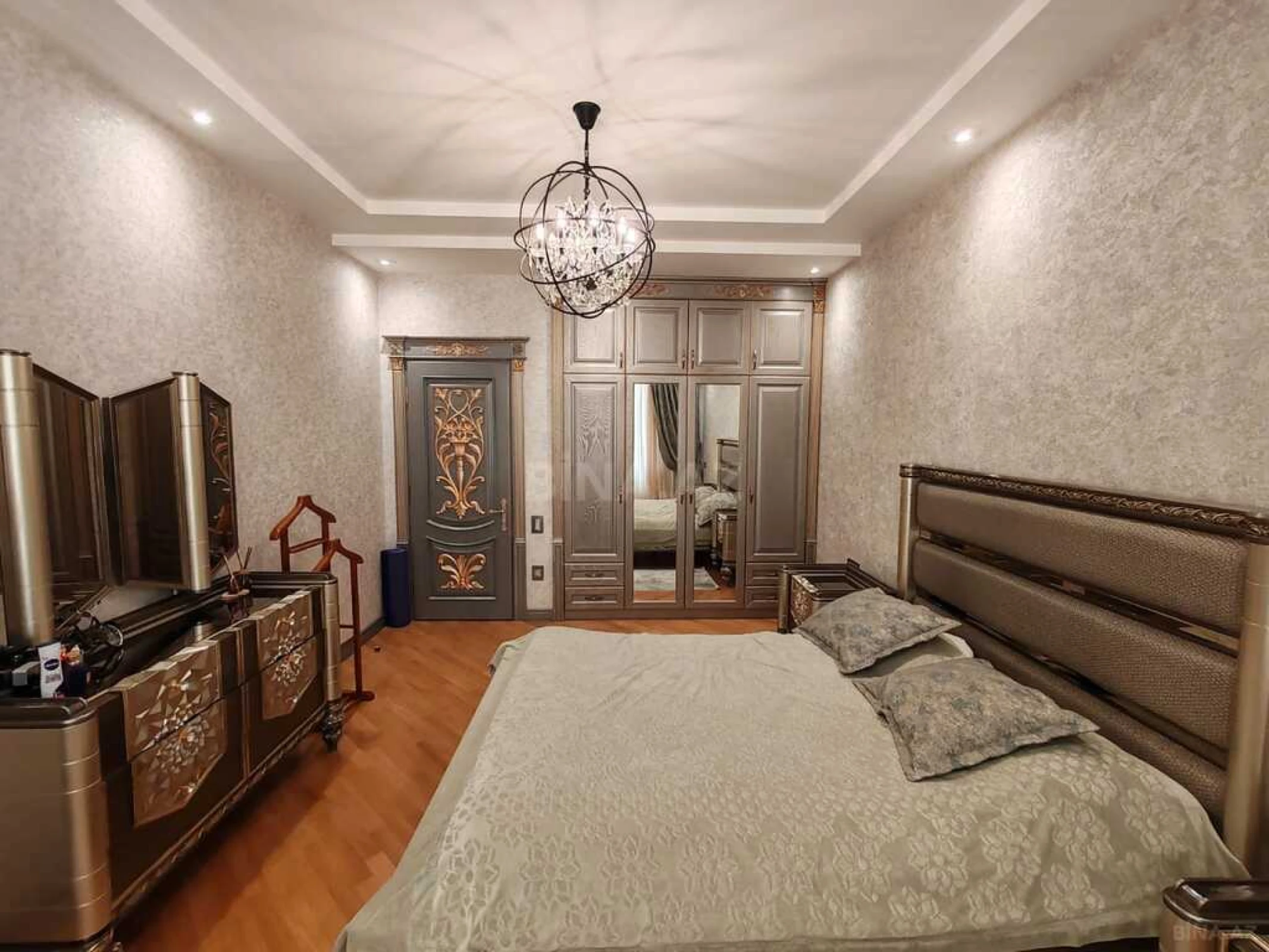 Satılır 5 otaqlı mənzil 223 m²