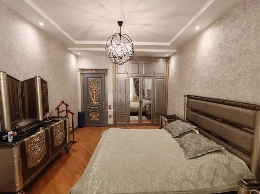 Satılır 5 otaqlı mənzil 223 m²