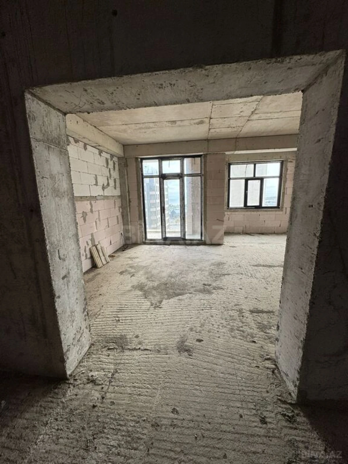 Satılır 3 otaqlı mənzil 153 m²
