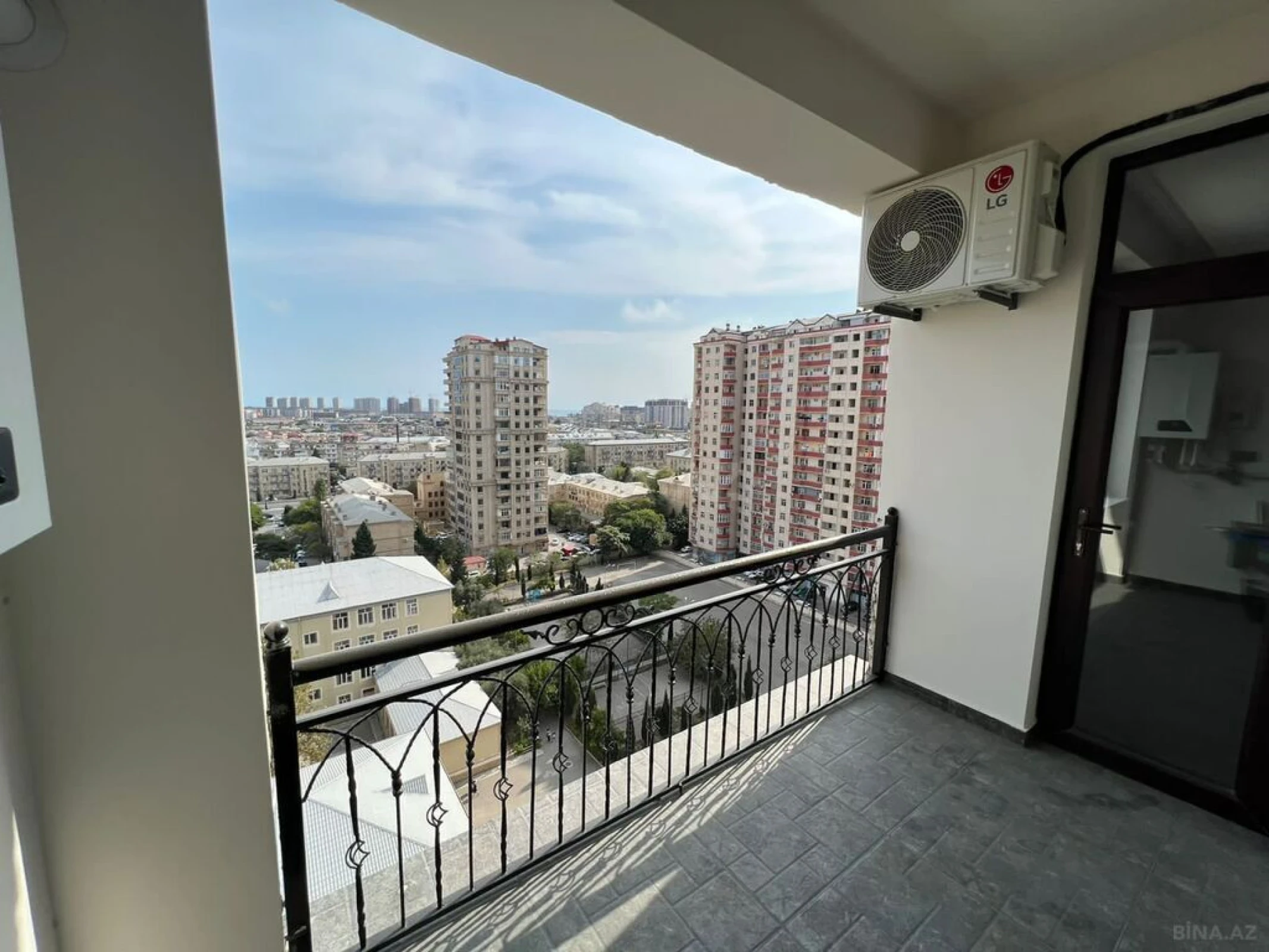 Satılır 4 otaqlı mənzil 190 m²