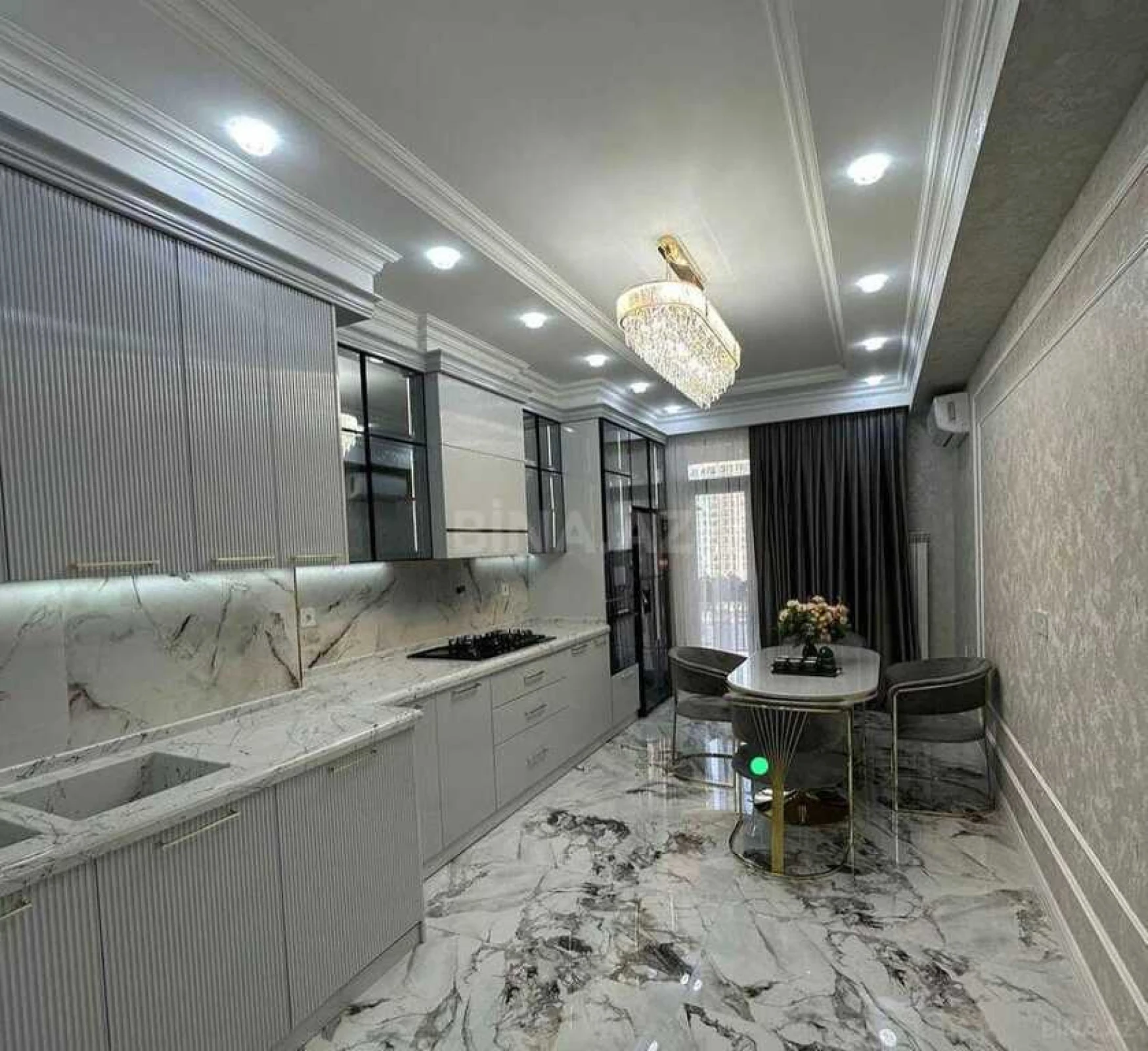 Satılır 4 otaqlı mənzil 190 m²