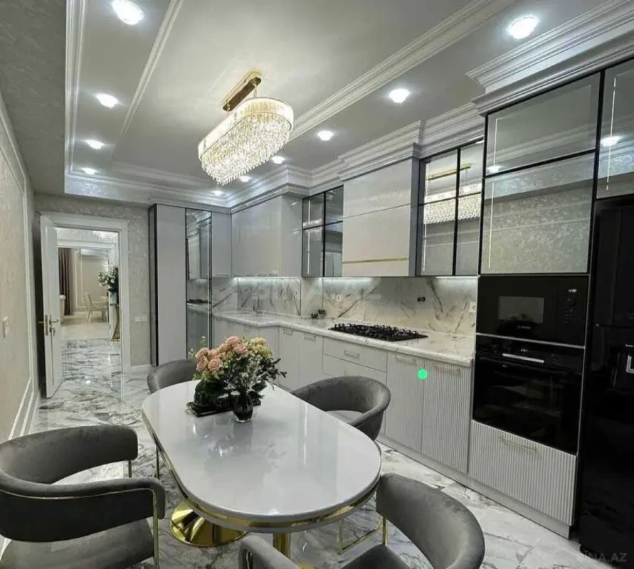 Satılır 4 otaqlı mənzil 190 m²