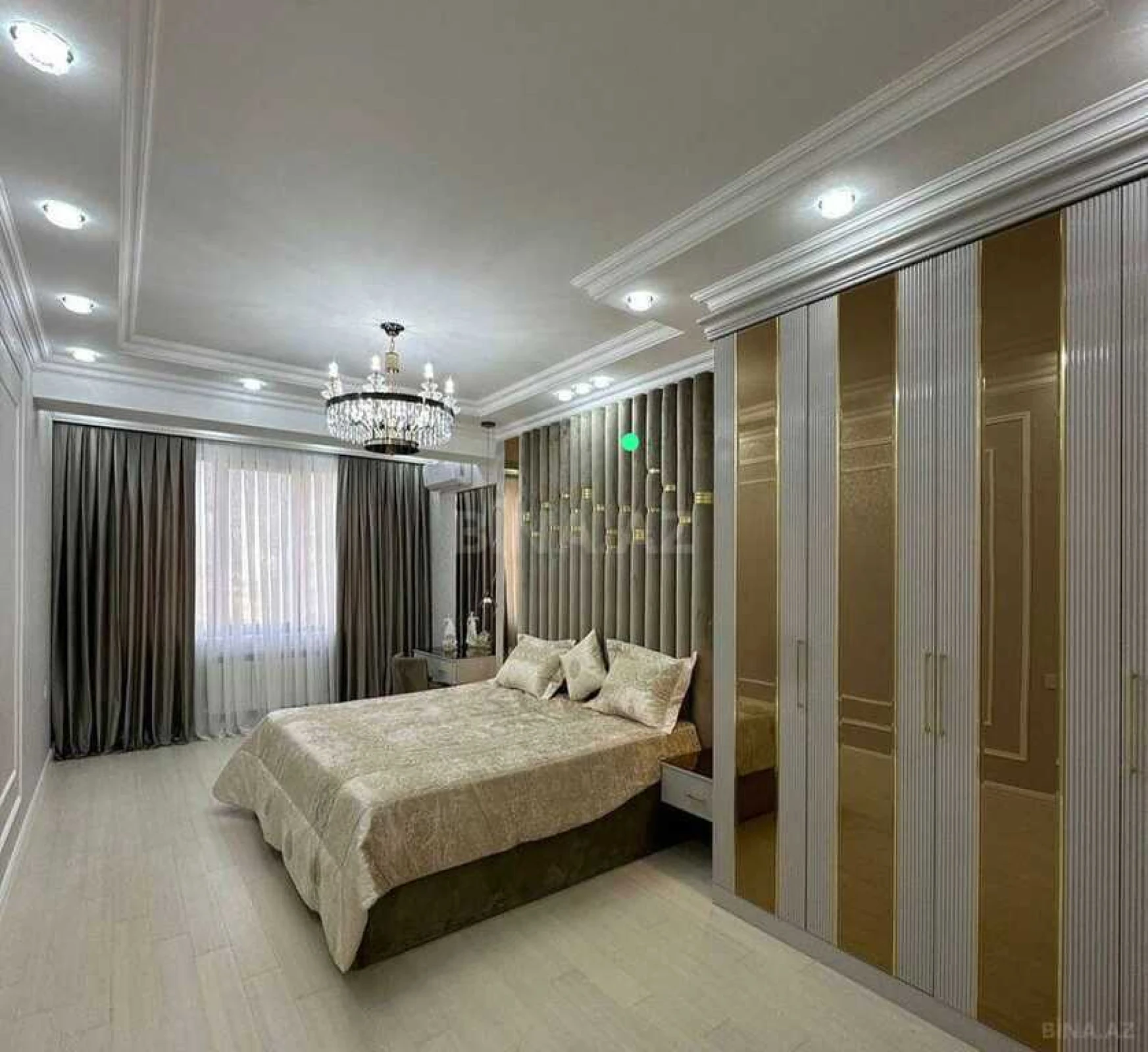 Satılır 4 otaqlı mənzil 190 m²
