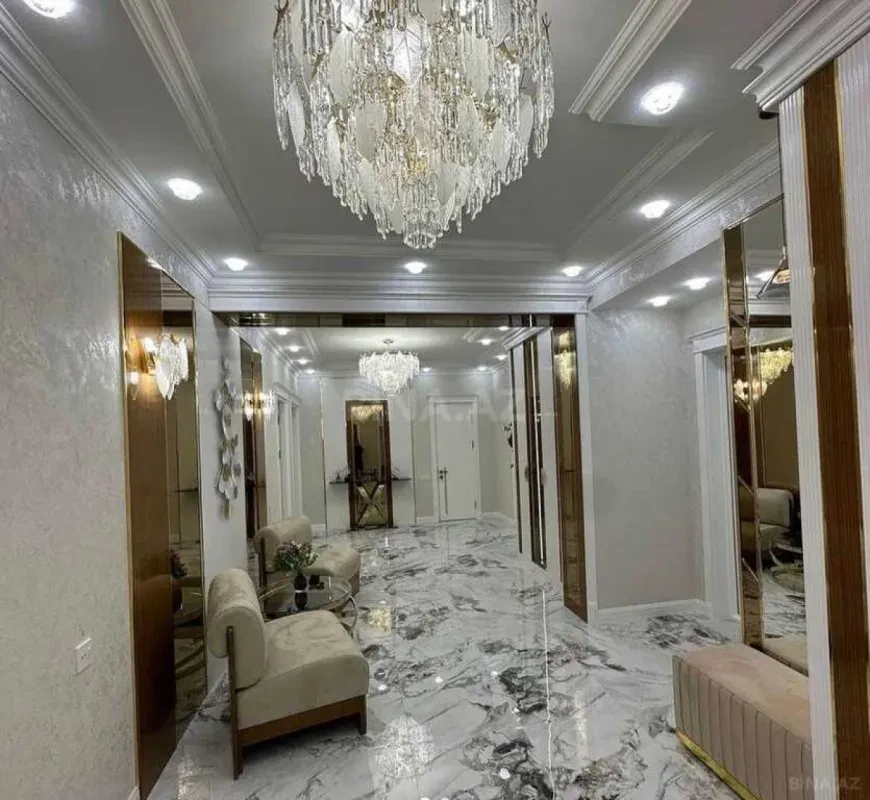 Satılır 4 otaqlı mənzil 190 m²