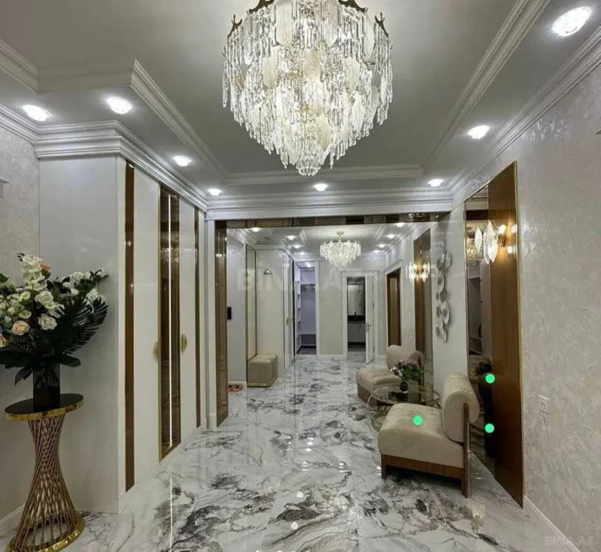 Satılır 4 otaqlı mənzil 190 m²