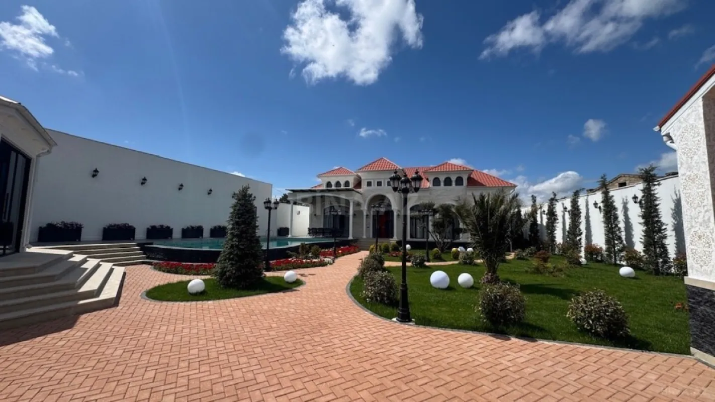 Satılır 5 otaqlı həyət evi 280 m²