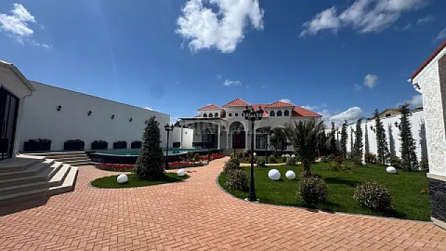Satılır 5 otaqlı həyət evi 280 m²