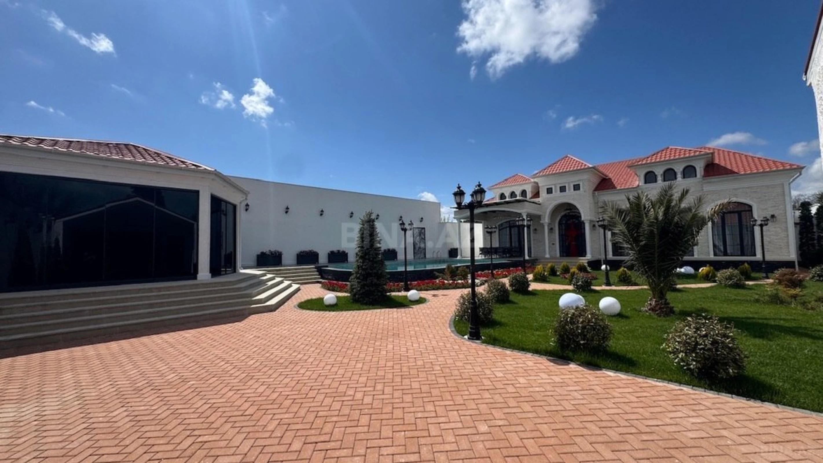 Satılır 5 otaqlı həyət evi 280 m²