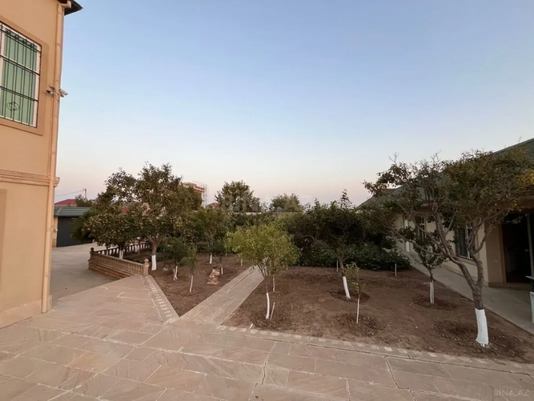 Satılır 8 otaqlı həyət evi 450 m²