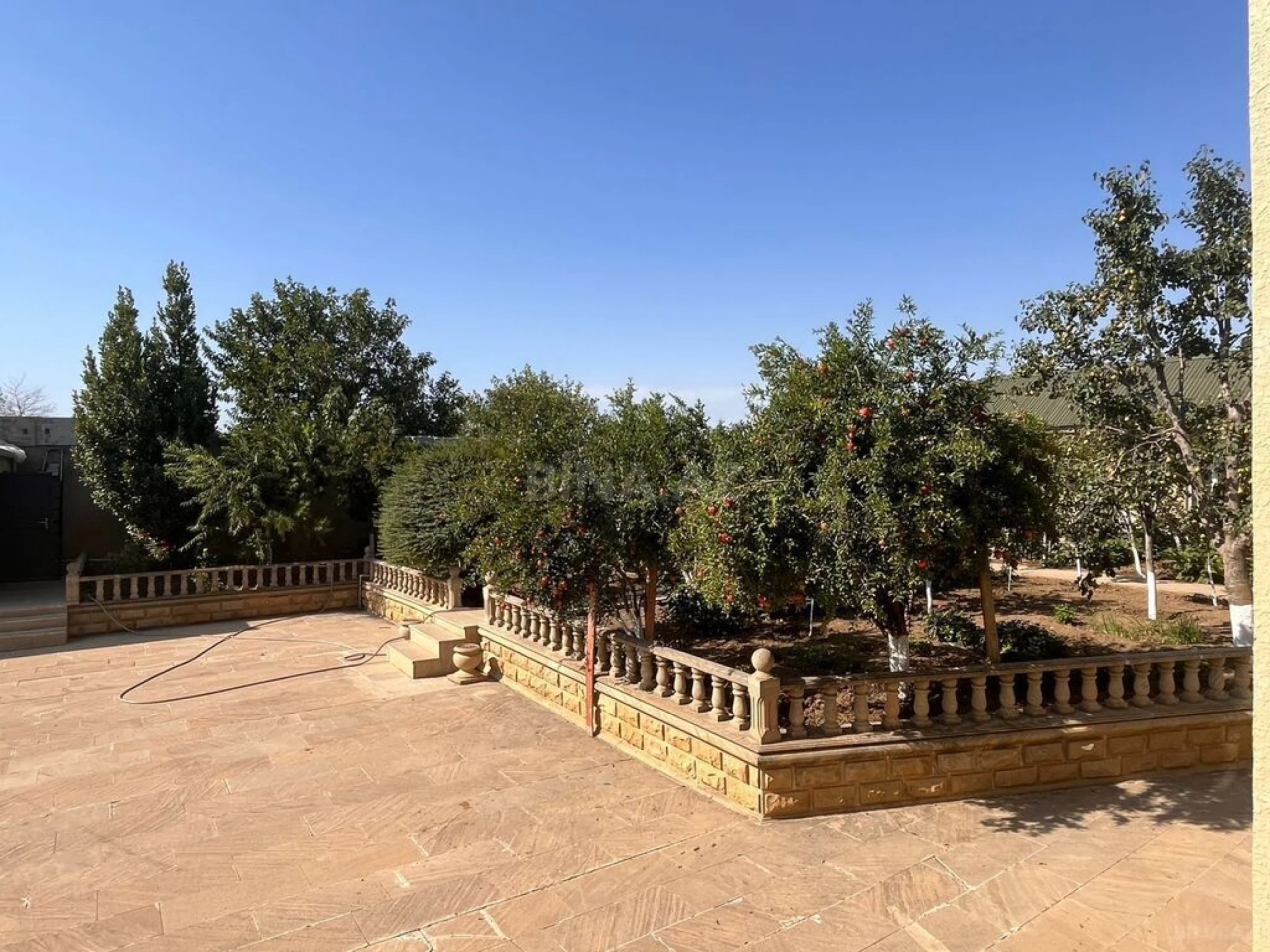 Satılır 8 otaqlı həyət evi 450 m²