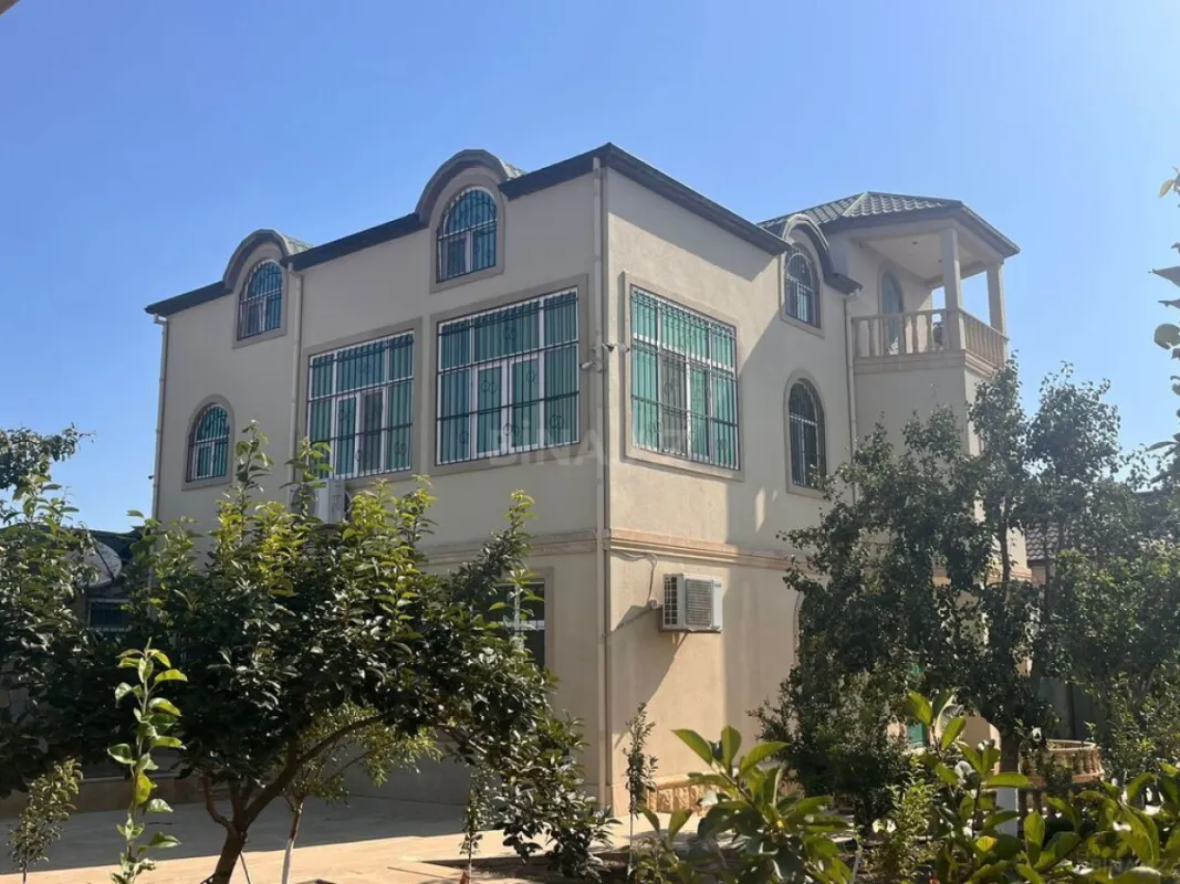 Satılır 8 otaqlı həyət evi 450 m²