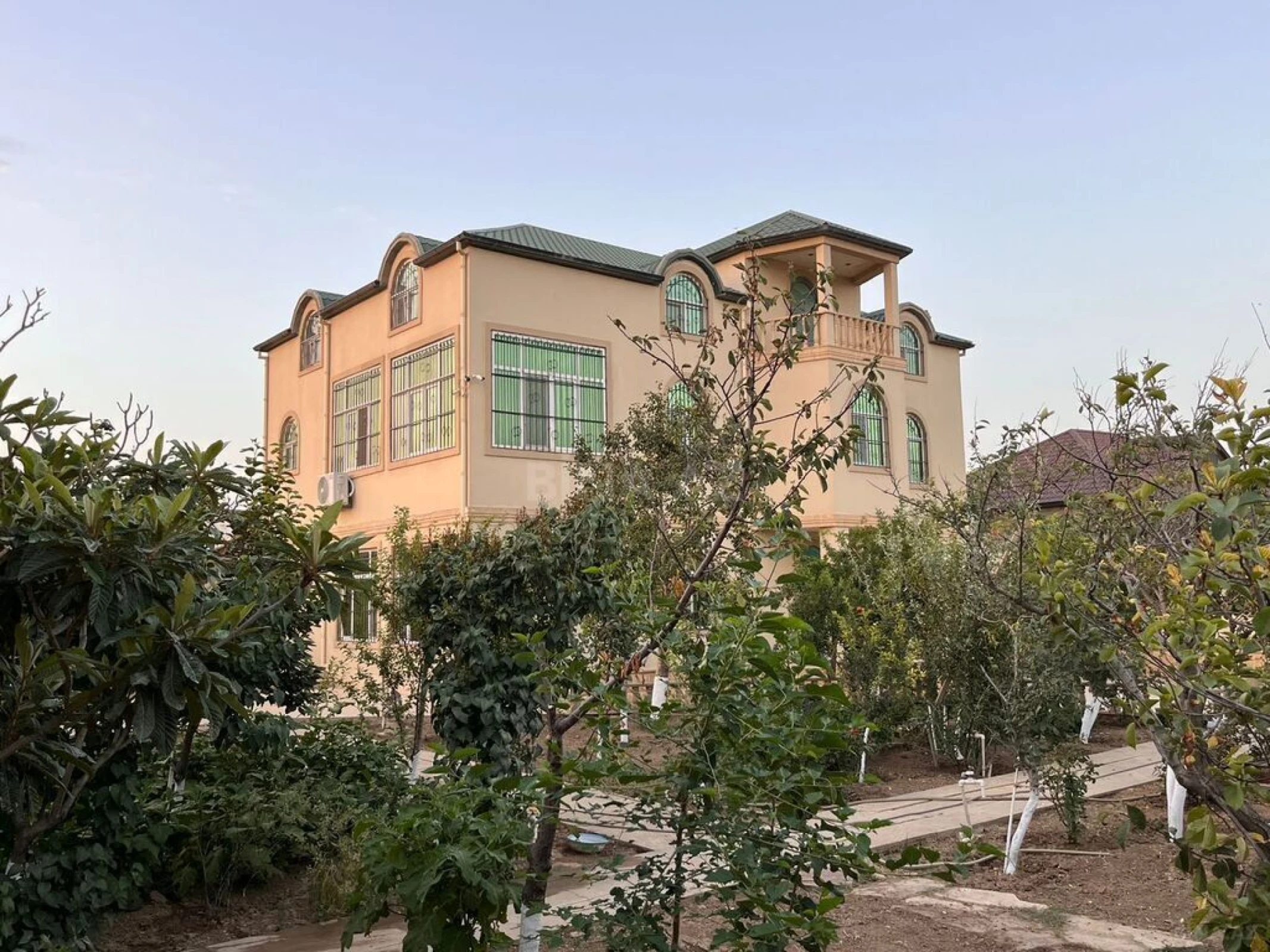 Satılır 8 otaqlı həyət evi 450 m²