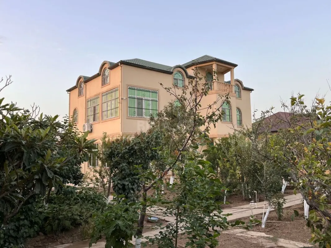 Satılır 8 otaqlı həyət evi 450 m²