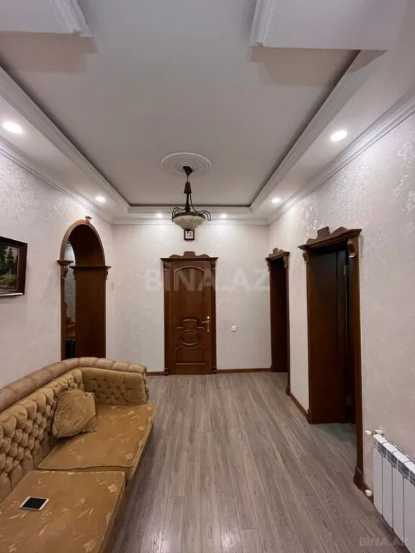 Satılır 8 otaqlı həyət evi 450 m²