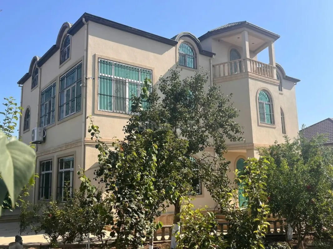 Satılır 8 otaqlı həyət evi 450 m²