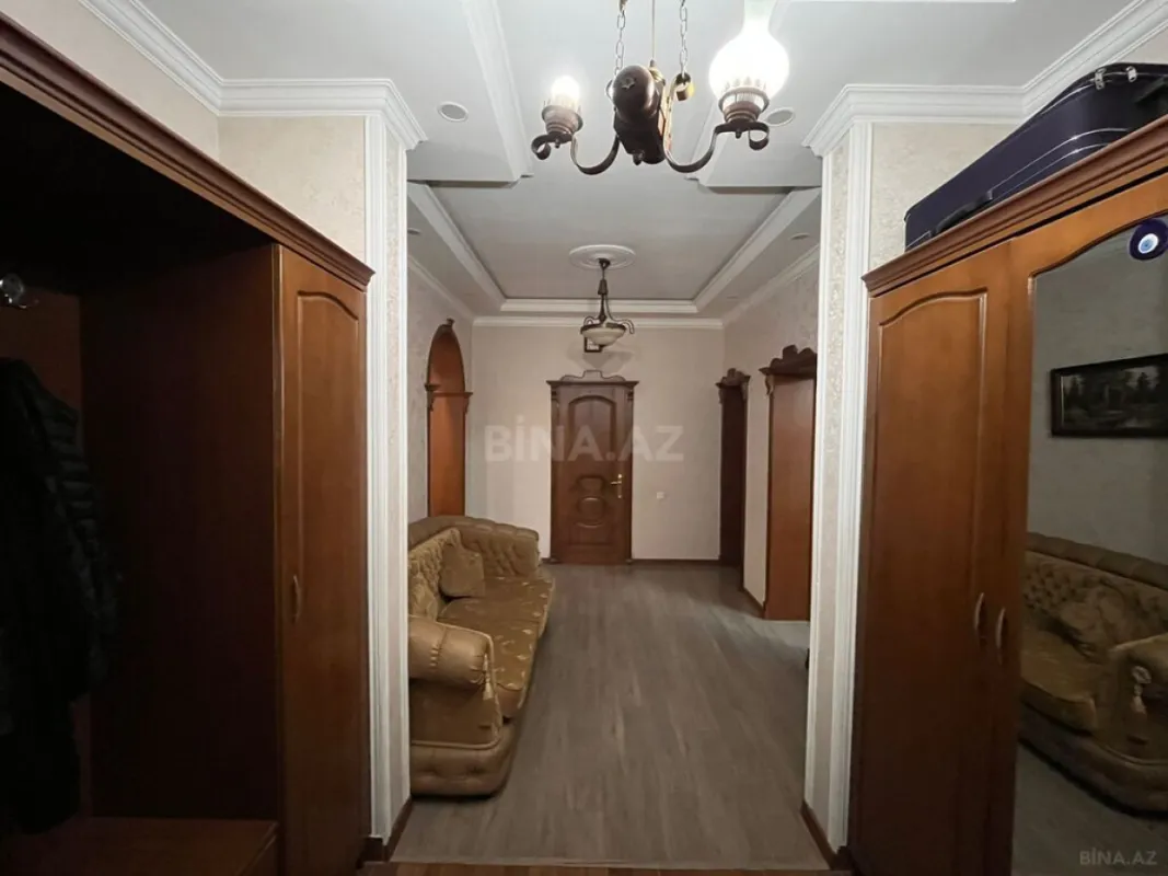 Satılır 8 otaqlı həyət evi 450 m²