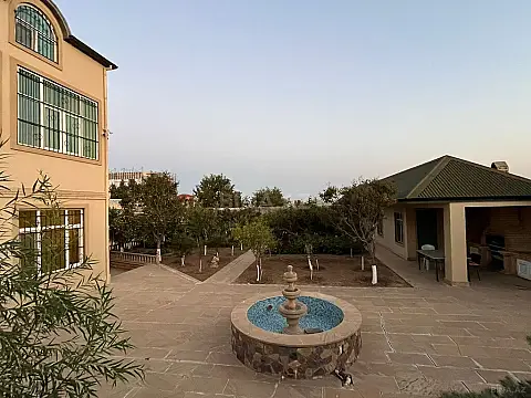 Satılır 8 otaqlı həyət evi 450 m²