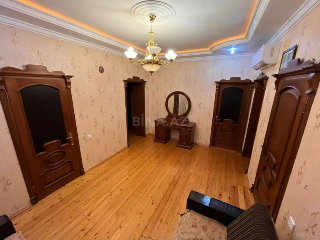 Satılır 8 otaqlı həyət evi 450 m²