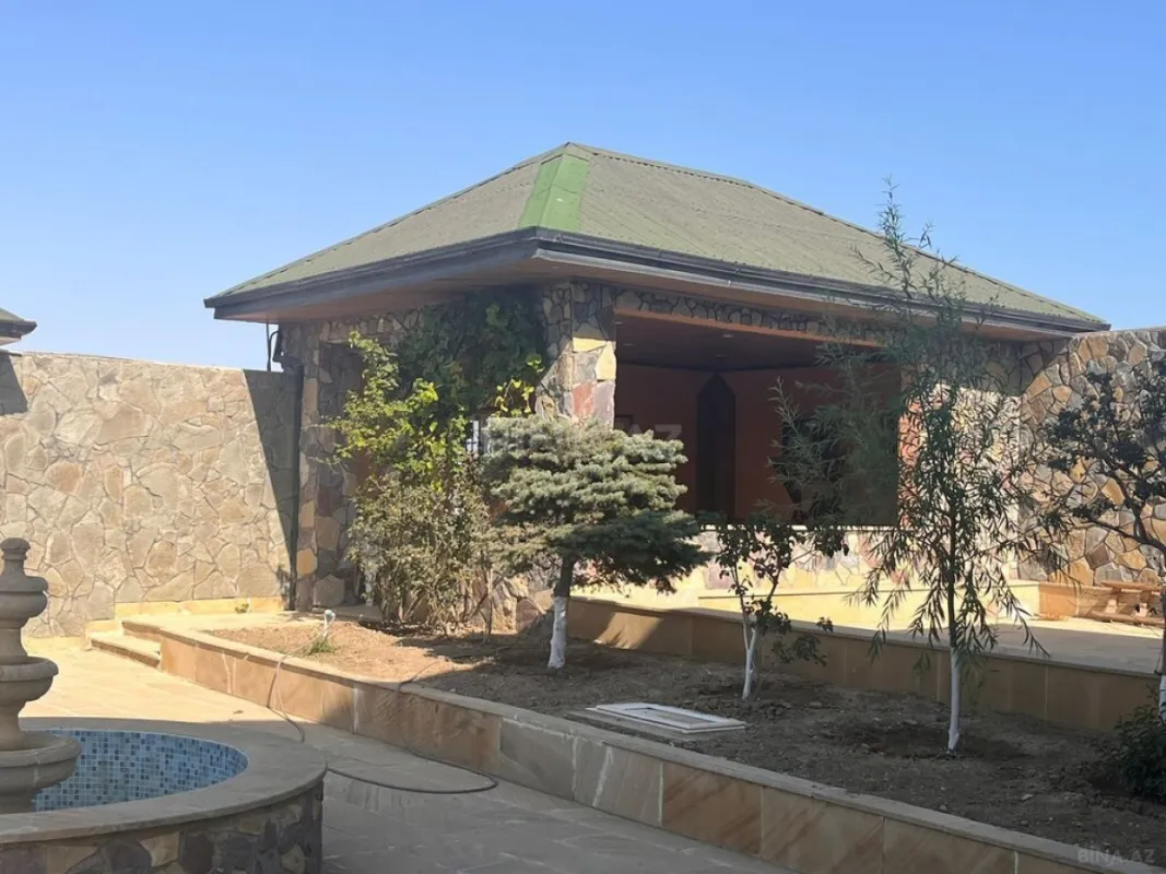 Satılır 8 otaqlı həyət evi 450 m²