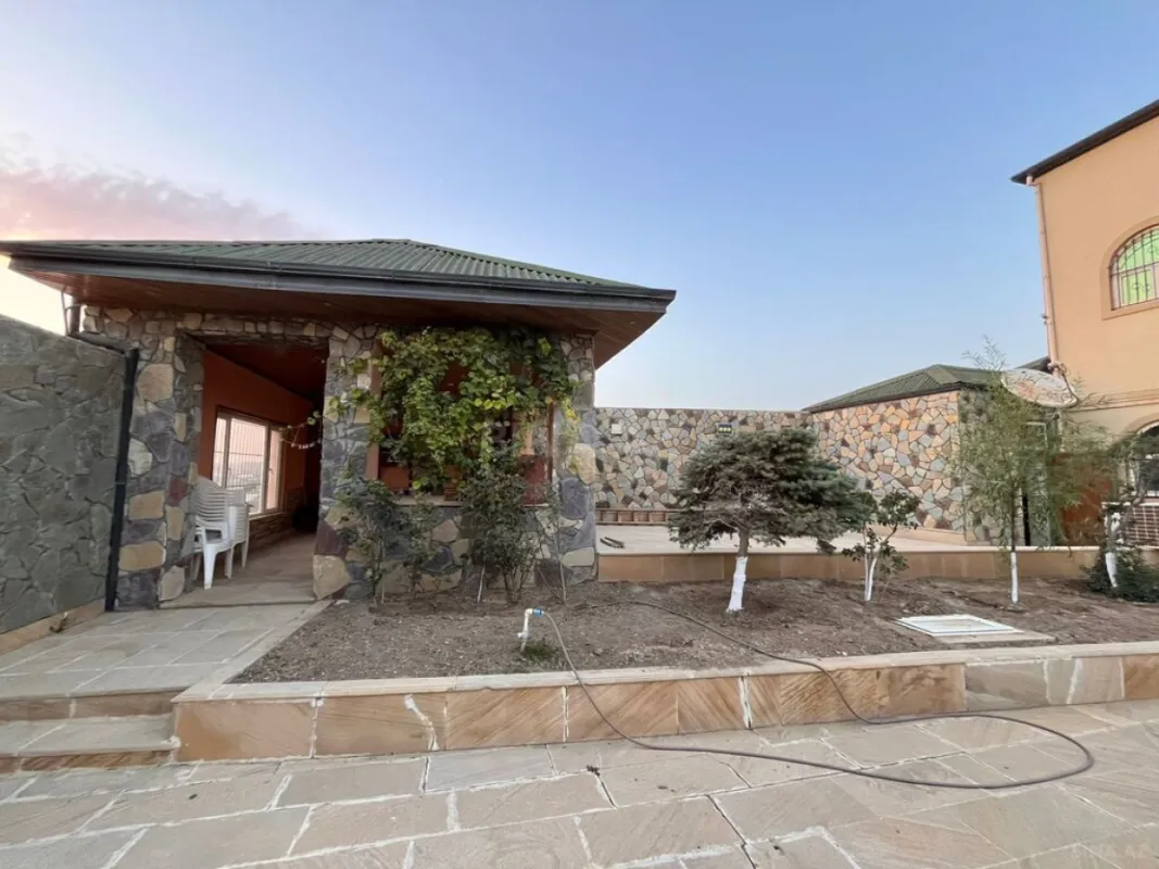 Satılır 8 otaqlı həyət evi 450 m²