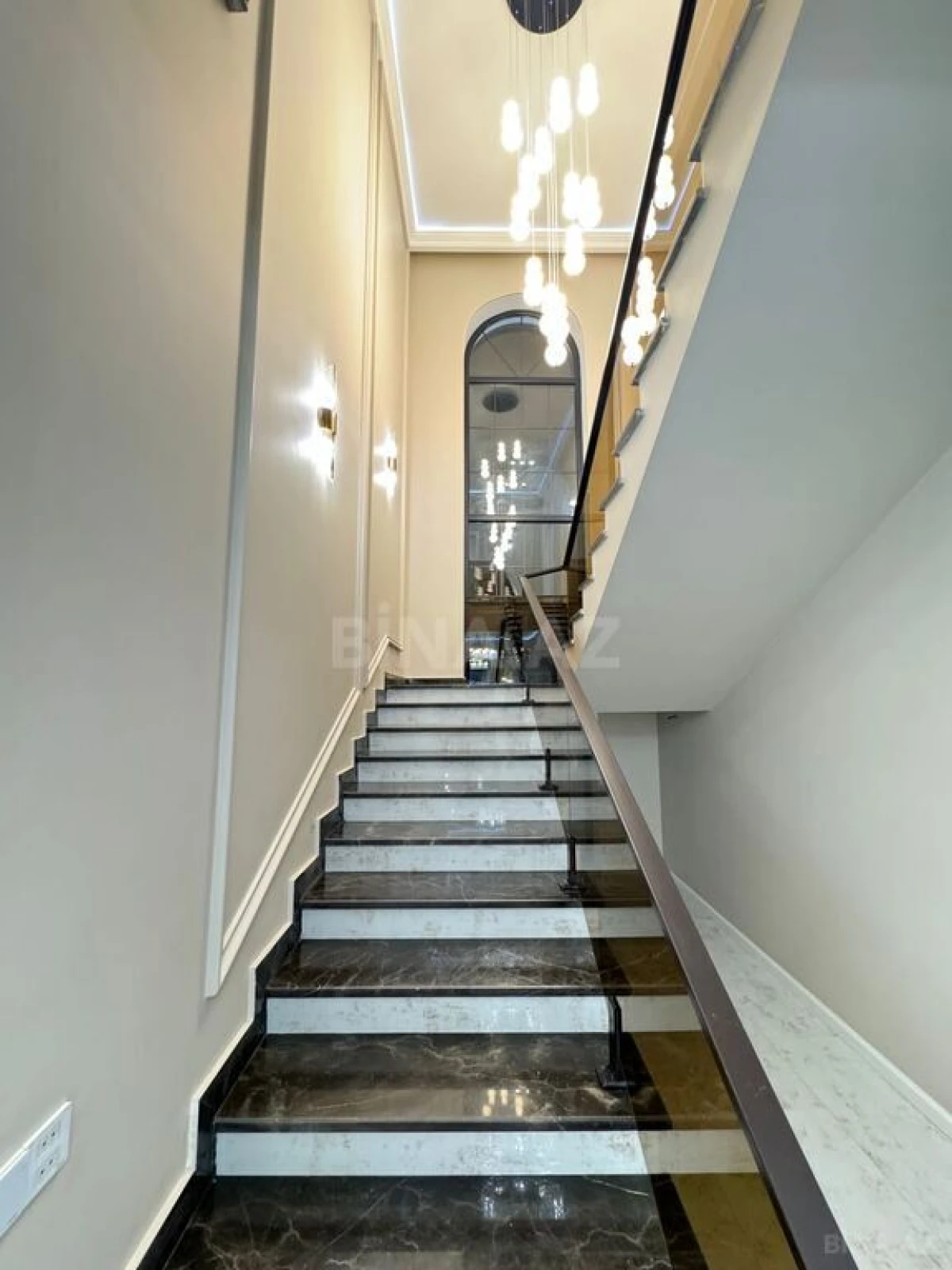 Satılır 7 otaqlı həyət evi 500 m²