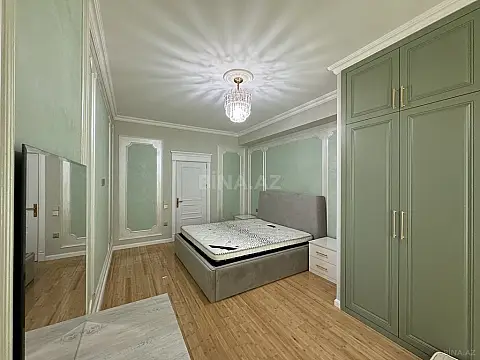 Satılır 4 otaqlı mənzil 215 m²