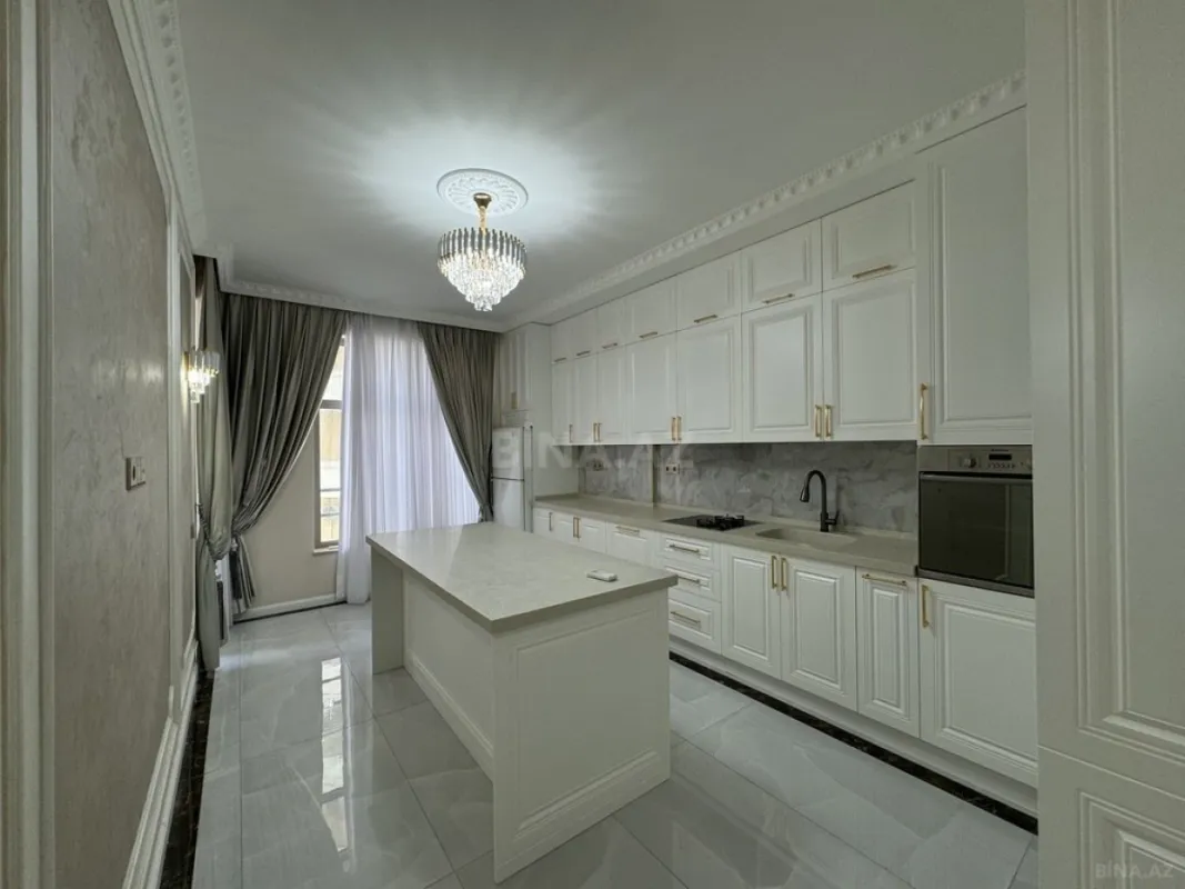 Satılır 4 otaqlı mənzil 215 m²
