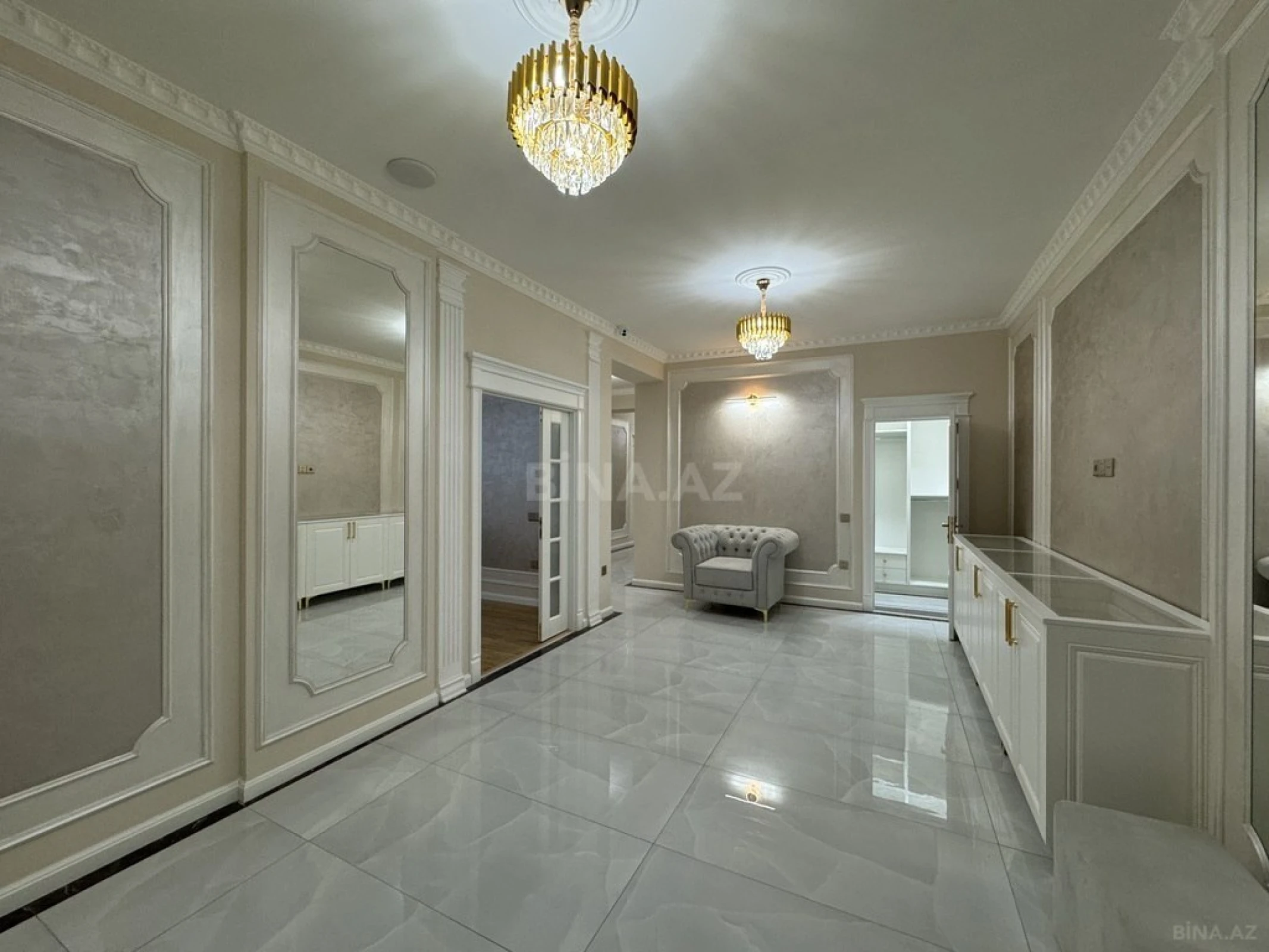 Satılır 4 otaqlı mənzil 215 m²
